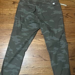 Vuori rip stop green camo pants women large